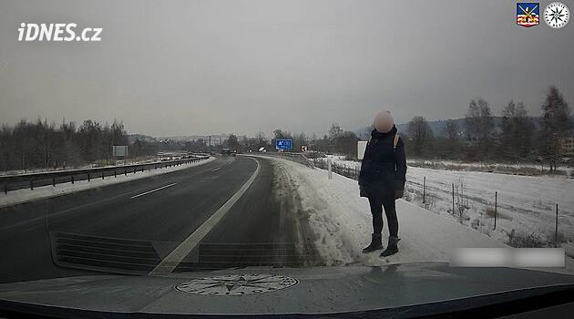 Kadın otoyolda yolunu kesiyordu