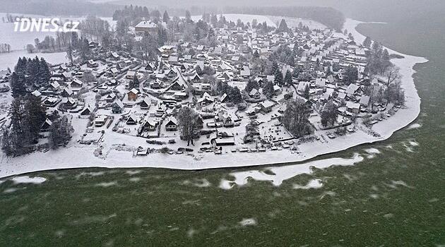 Nadir bir fenomen. Birikmiş siyanobakteriler Lipno'daki buzu yeşile boyadı