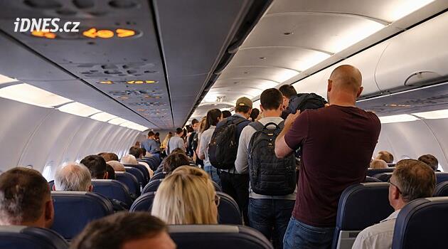 Vstáváte hned po přistání letadla? Pro ostatní jste „vši“, hrozí vám pokuta