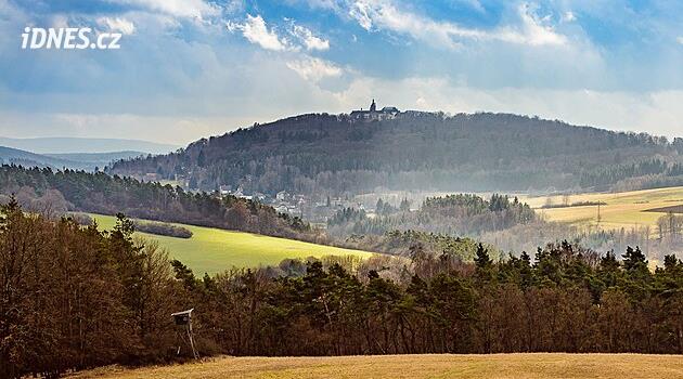 Výlet jako Brno. Projděte nejstarší západní stezku na nejvyšší horu Křivoklátska