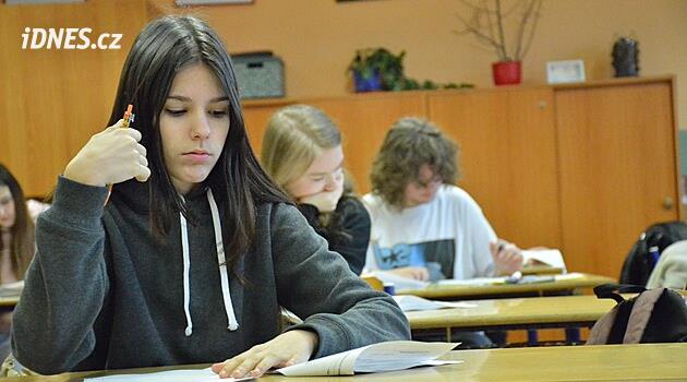 Deváťáci píšou první přijímačkové testy, výsledky se dozví dříve než loni
