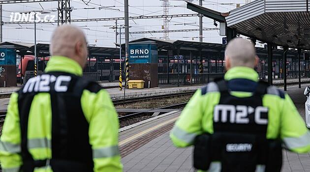 Skupina agresorů surově zbila ostrahu nádraží v Brně. Co napadení předcházelo?