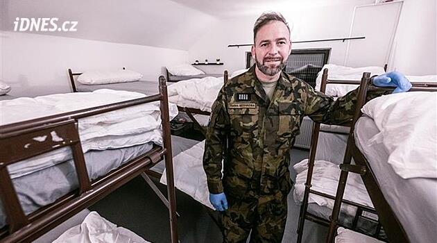 Jihlava'da savaş gazileri sokaktaki insanlara yardım ediyor