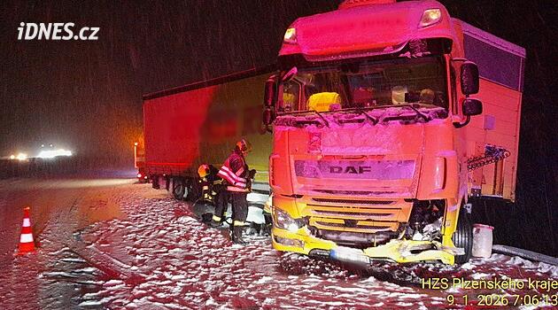 Karlı D5'te zorluklar: Kamyonlar tepelerde mahsur kaldı