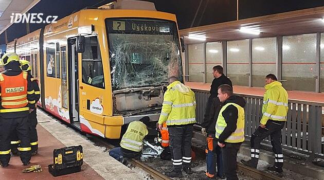 Ostrava-Svinovské Mosty durağında iki tramvay çarpıştı