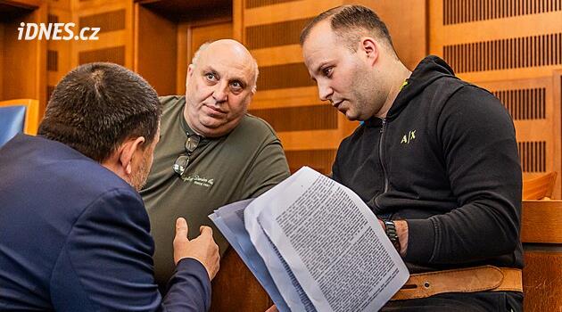 Evsizleri köleleştirdiler, Trutnovsk'tan atlıkarınca şoförlerinden oluşan bir aile yargılanıyor