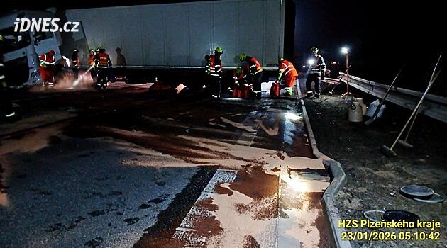 D5'teki TIR bariyerlere çarptı