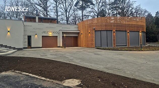 Košutecký gölünün kenarındaki rekreasyon alanında yeni bir bina var