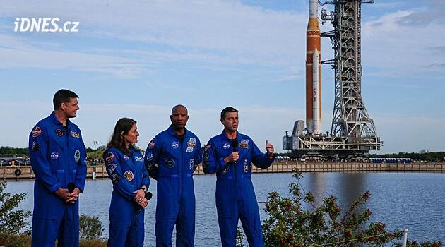 iPhony míří do vesmíru. NASA je nasadí při březnové misi k Měsíci