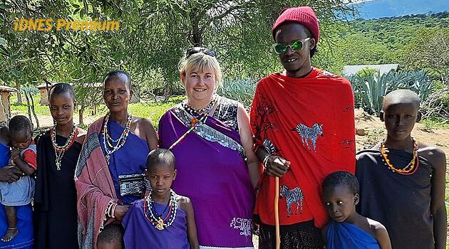 Chatrče z trusu, tajné rituály. Češka našla lásku a žije v buši jako bílá Masajka