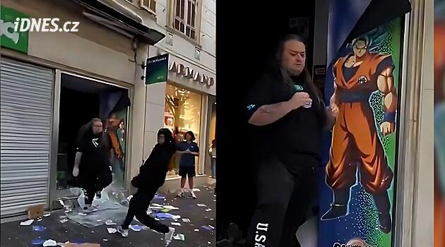 Pierre, komiksový hrdina. Vedoucí prodejny se postavil rabujícím demonstrantům