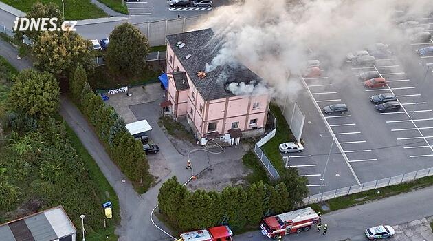Požár ve Vysokém Mýtě vyhnal z domu desítky lidí, hořet začalo v podkrovním bytě