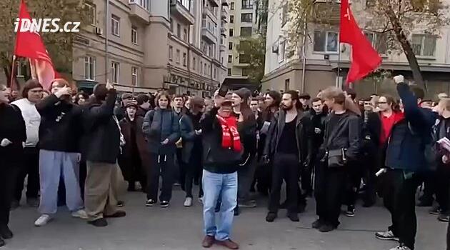 Kreml ztratil nervy i s komunisty. Zásahovka v Moskvě zatýkala kvůli heslu „Pryč s carem“