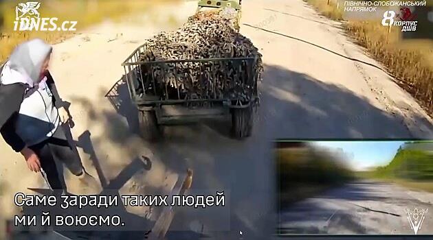 VIDEO: Válečný robot se zasekl na silnici, spasila ho bábuška na kole