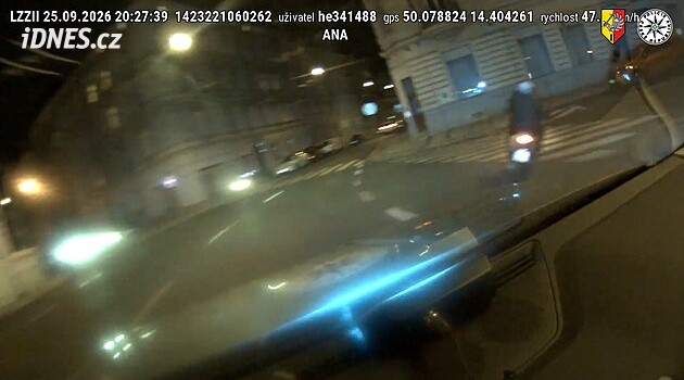 Opilý a zdrogovaný motorkář ztratil spolujezdkyni, když ujížděl policii
