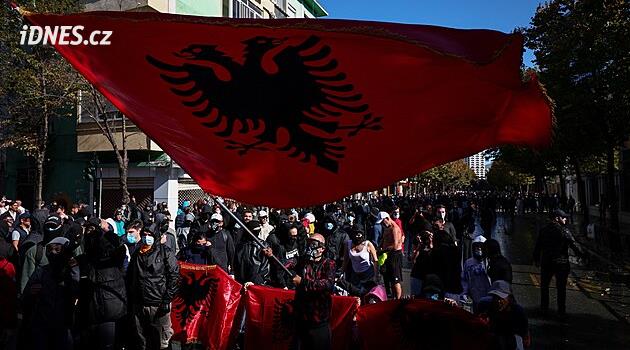 Rozbitá okna a semafory, ministerstvo v ohni. Albánií zmítají studentské protesty