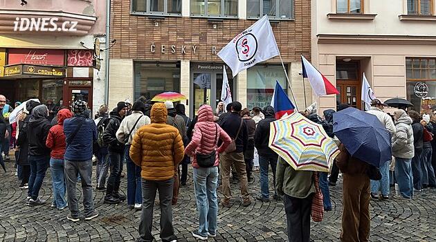 Stovka lidí protestovala v Olomouci za veřejnoprávní média. Babišovi psali dopisy