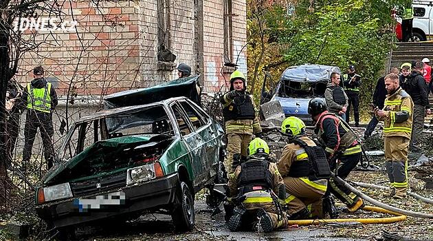 Část Kyjeva se po ruském útoku ponořila do tmy, píše server