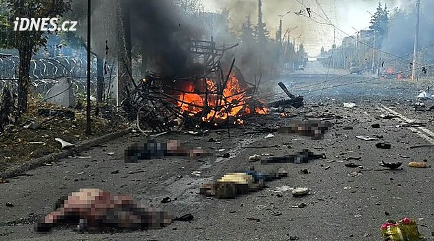 Rusové zasáhli klouzavými bombami linkové autobusy, zabili třicet lidí