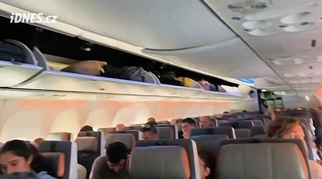 Kdo je a jaký měl motiv? Útočící pilot leží v nemocnici, řeší se jeho zbraň