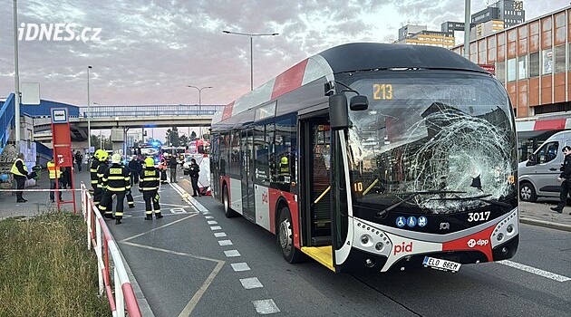 U metra Háje přejel autobus muže, ten na místě zemřel. Policie nevylučuje sebevraždu