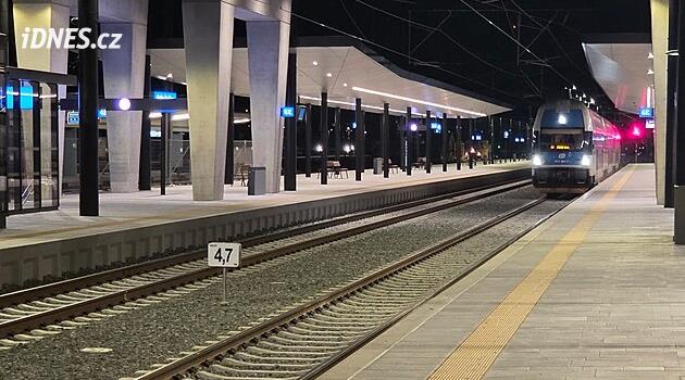 Obdiv, fotky, ale i nezájem. První vlaky dovezly cestující na nová nástupiště nádraží Smíchov