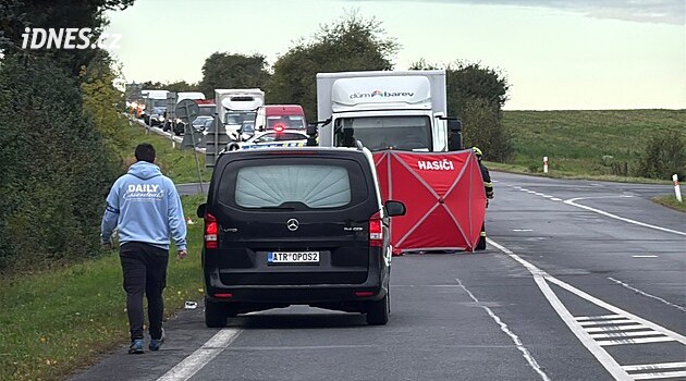 Chodkyně na Nymbursku zemřela po střetu s náklaďákem. Šla mimo přechod
