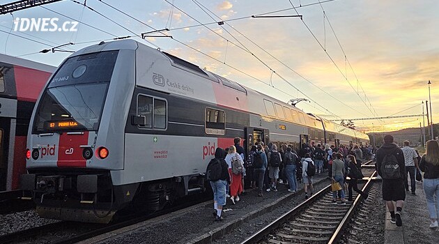 Kapacitní krize příměstských vlaků pokračuje. Kraj u ČD vyjednal opatření a řešil sankce