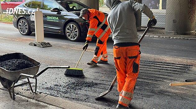 Po vyproštění zakleslého kamionu jsou díry v silnici, rozsah poškození prověří laboratoř