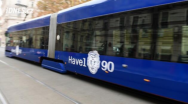 Speciální tramvaj v pražských ulicích připomíná 90 let od narození Václava Havla