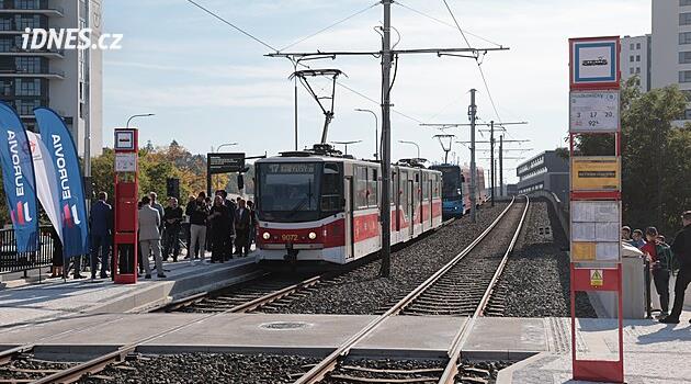 Praha má u Vltavy novou tramvajovou zastávku, místním výrazně zkracuje pěší docházku