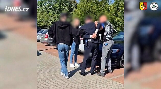 Živnost založil na podvodech, vydělal miliony. Studenta zadrželi při příchodu ke státnicím