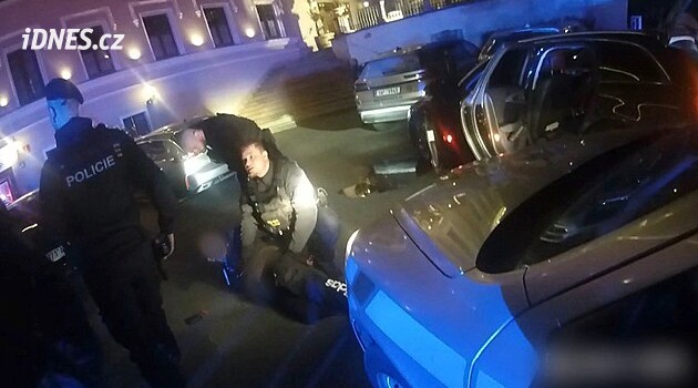 VIDEO: Dvě stě v městě... Jel v protisměru, prorazil zátaras a ještě byl pod vlivem drog
