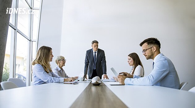 Češi patří k největším skeptikům v práci. Šéfům důvěřují méně než zaměstnanci v zahraničí