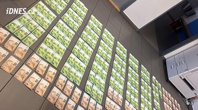 Popelář v Plzni objevil v odpadcích 20 tisíc eur. Nálezu předcházel nezvyklý příběh