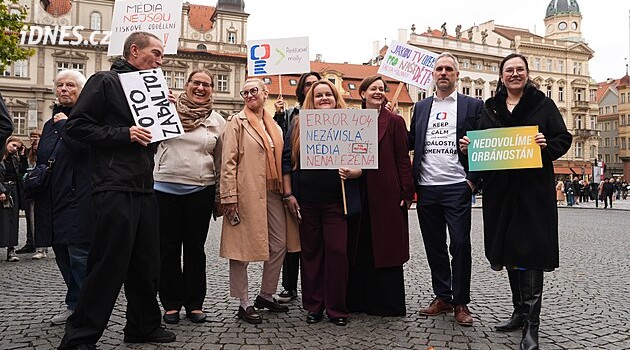 Řídí se Orbánovou příručkou, zní z opozice. Před Sněmovnou demonstrovaly stovky lidí