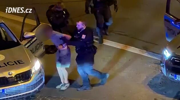 GIBS prověřila zásah policie u rvačky v centru Plzně, hlídka nepochybila. Máme video