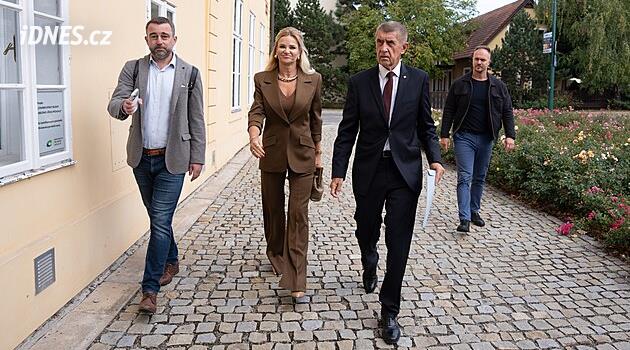 OBRAZEM: Účast exprezidentů, zapomenutí občanky. Politici odvolili, dorazil i Pavel