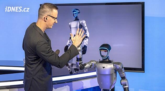 iDNES Lounge: Humanoidní robot předvedl ve studiu tanec, rovnováhu i smysl pro humor