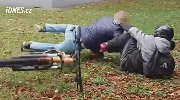 Bitka v Krnově muže se dvěma chlapci, incident řeší policie