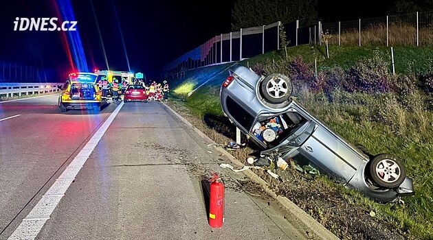 Náraz při nehodě na dálnici vymrštil řidiče z auta, v nemocnici zemřel