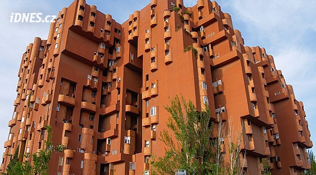Šílený panelák nebo červená pevnost? Barcelonský labyrint vyráží dech i po letech