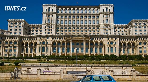 Přežije vlastní váhu? Ceaușescův monstrózní palác v Bukurešti se propadá do země