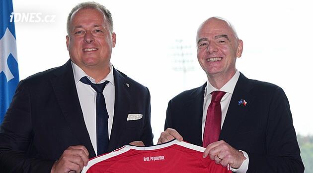 Infantino v Česku. Od Trundy dostal dres reprezentace, zapózoval s i ministry Plagou a Šťastným