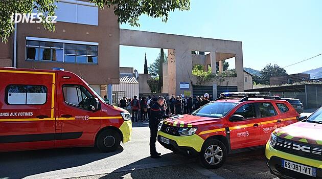 Pušku měl v pouzdře na kytaru. Na jihu Francie střílel žák, zranil ředitele a učitelku