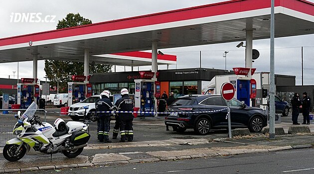 Jeden mrtvý, vážně zraněná dívka. Střelbu u Paříže řeší policie jako terorismus