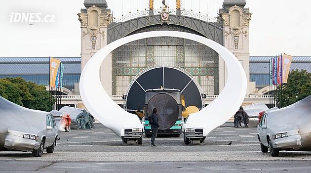 Ledňáček s tělem automobilu, náčelník Havel. Expozice na Výstavišti se „dotýká nebe“
