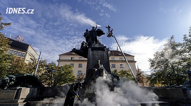 Tvář Palackého zahalila pára. Pražský památník prokoukne, zbavují ho nečistot