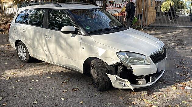 Opilý řidič po bouračce v Praze prchal před policií, na sedačce měl lahve s alkoholem