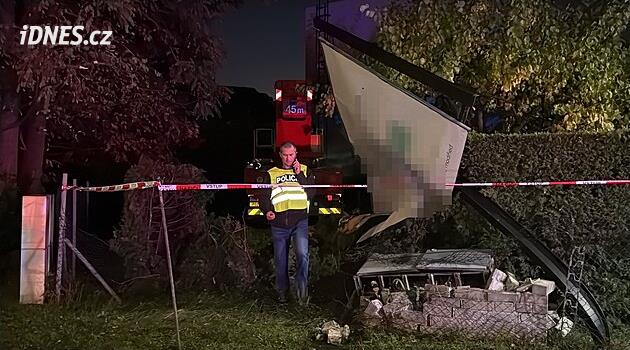 Řidiče postihla zástava srdce, naboural do rodinného domu. Oživovali ho svědci